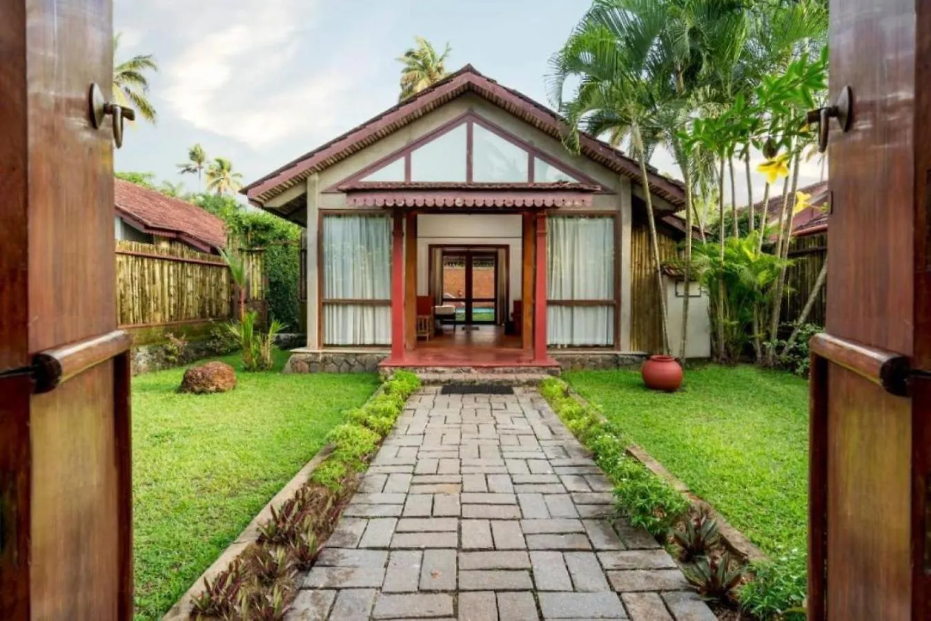 Abad Whispering Palms Hotel Kumarakom 4*,